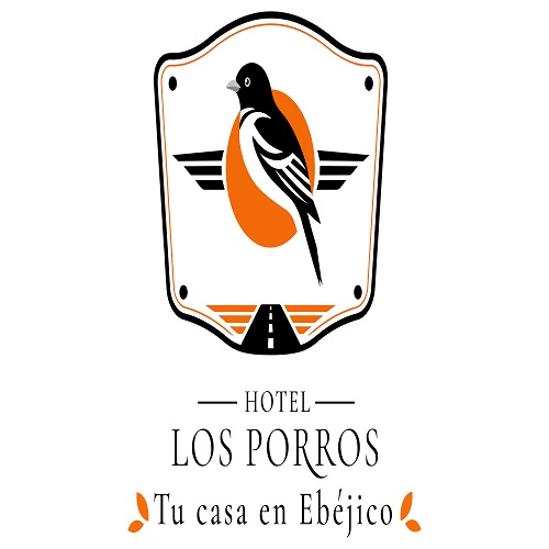 Vista exterior y balcones tradicionales del Hotel Los Porros en Ebéjico