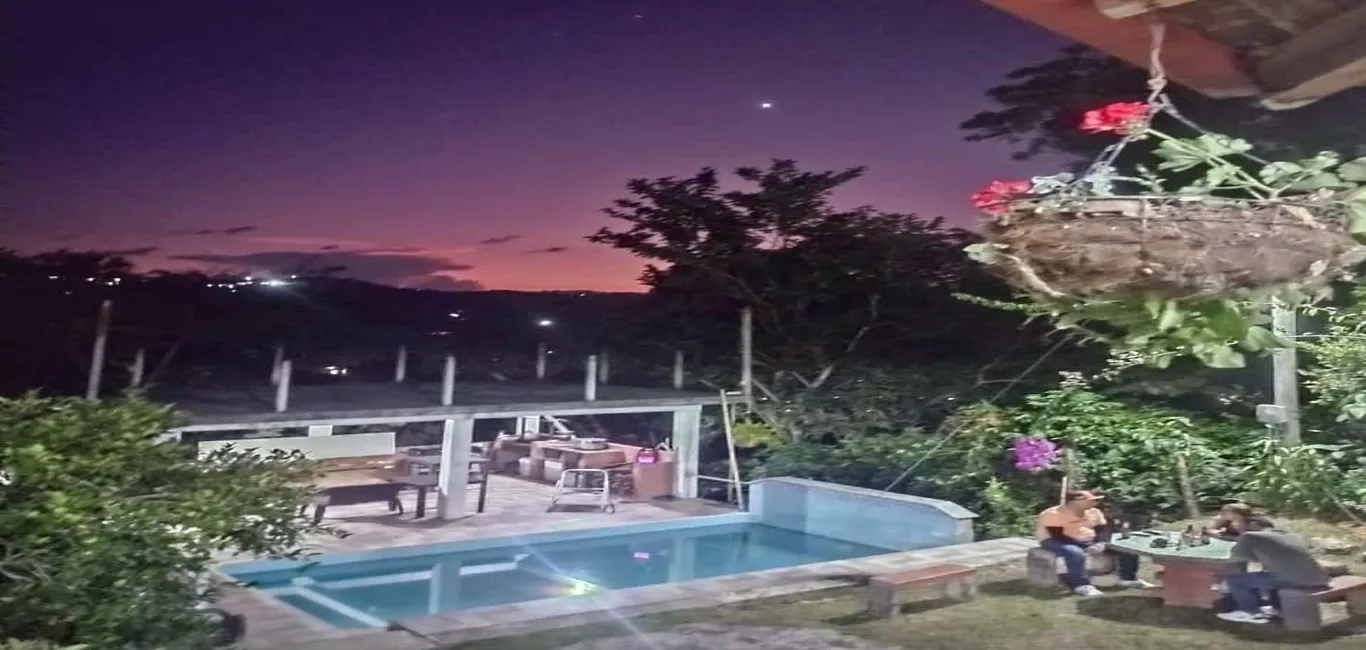 Montañas de Ebéjico al amanecer con cabaña de madera